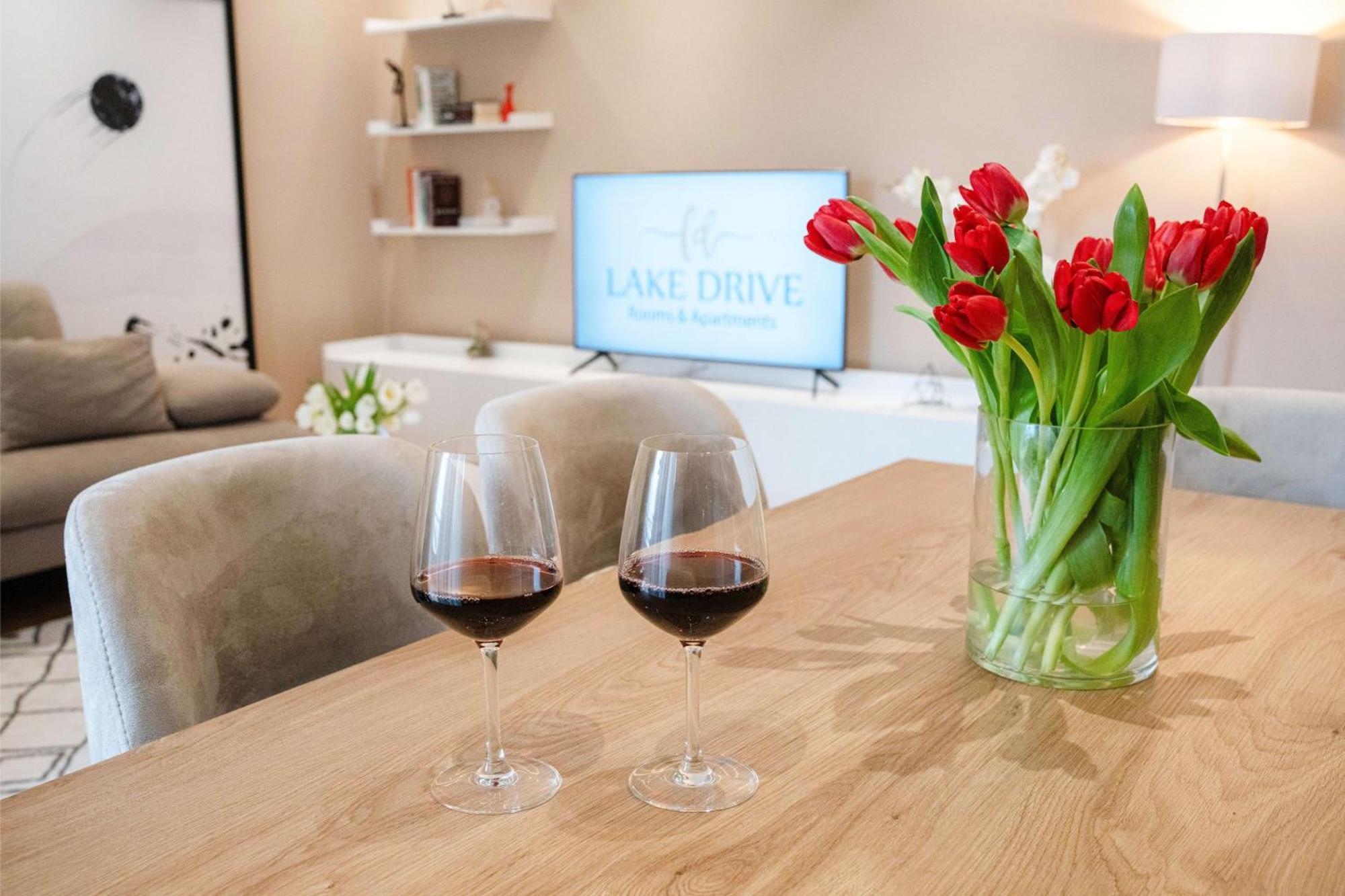Lake Drive Rooms&Apartments Тирана Экстерьер фото